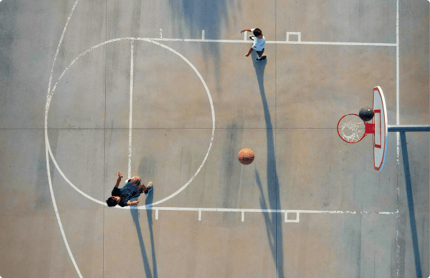 Dynamique ascendante incarnée par un paysage sportif